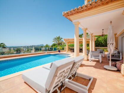 Elegante villa de 4 dormitorios en Moraira con vistas panorámicas al mar y piscina climatizada
