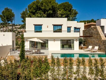 Sofisticado diseño mediterráneo con vistas al mar y una perfecta vida interior-exterior