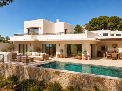 Moderna Villa Mediterránea con Amplio Solarium y Vistas al Mar en Moraira Natura