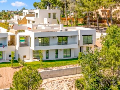 Excepcional villa en dos niveles con vistas panorámicas y una gran vida al aire libre en Moraira Natura