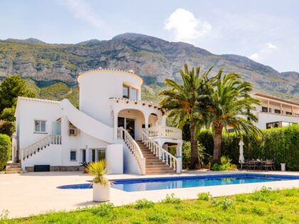 Villa estilo ibicenco con vistas abiertas al mar en el Montgó