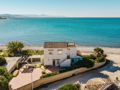 Chalet en primera línea de playa en Denia