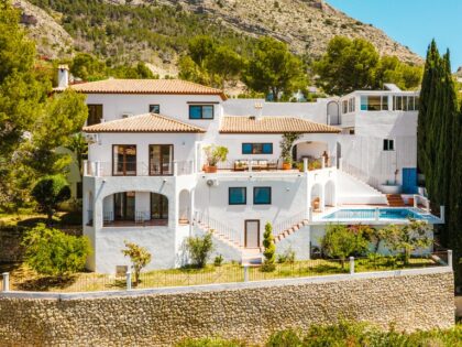 Elegante Villa Mediterránea con Vistas Panorámicas al Mar en Altea la Vella