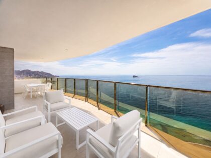 Descubra el lujo elevado en el exclusivo ático de la Residencia Sunset Cliff de Benidorm