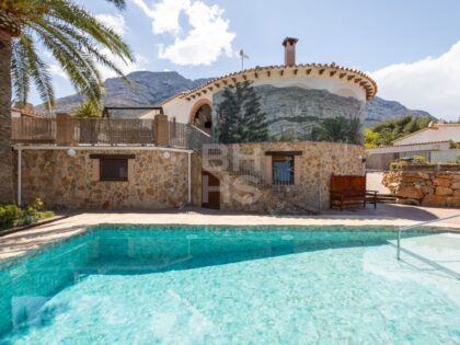 Impresionante Villa en Venta en Denia con Vistas a la Montaña y Dos Viviendas Independientes
