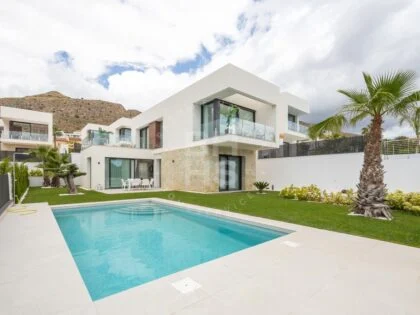 Sierra Cortina Santuario Tranquilo: Villas modernas con fascinantes vistas a la bahía de Benidorm