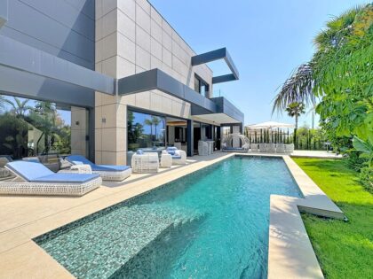Villa minimalista de lujo en Calpe: elegancia contemporánea con vistas al mar en el corazón de la Costa Blanca