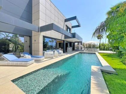 Villa minimalista de lujo en Calpe: elegancia contemporánea con vistas al mar en el corazón de la Costa Blanca