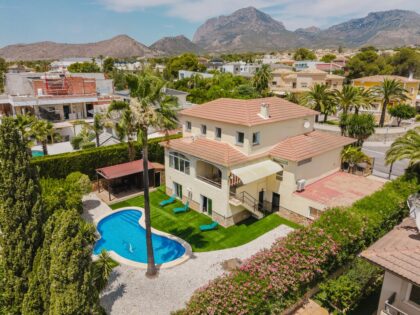 Majestuosa villa en Coblanca