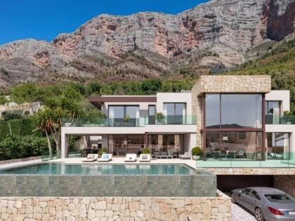 Lujosa villa contemporánea en Montgó