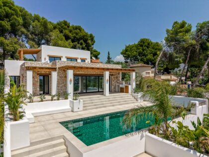 Villa de lujo de estilo ibicenco en Moraira con impresionantes vistas panorámicas