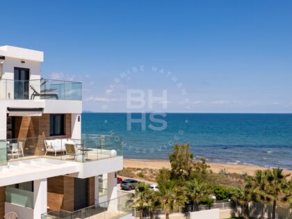 Obra nueva. Apartamento en primera línea en venta en Denia.