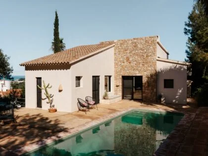Villa de una sola planta con piscina privada de agua salada y unas impresionantes vistas al mar y al Montgó