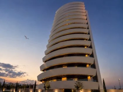 Apartamento de lujo de 3 dormitorios en la playa de Calpe: vistas panorámicas al mar a solo 50 metros del Mediterráneo