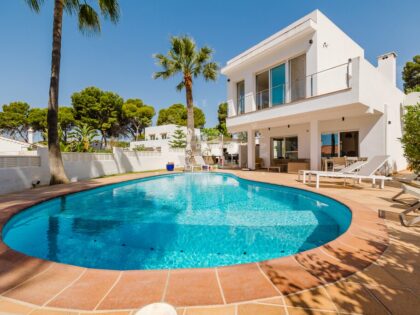Elegante Villa Moderna con Vistas espectaculares  al Mar