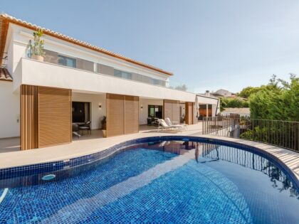 Villa en Venta en Moraira - Urbanización Privada con Vistas al Mar