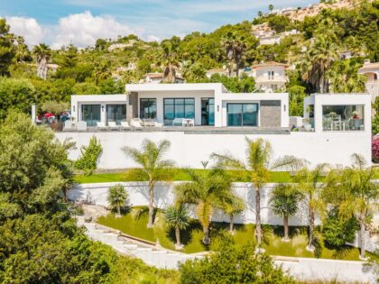 Villa contemporánea con vistas al mar en Moraira con piscina infinita climatizada y estudio para invitados