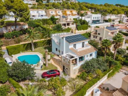 Villa reformada con vistas panorámicas al mar y apartamento de invitados